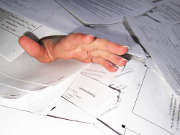 papiers-contrats-main