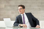homme-lunettes-cravate-ordinateur