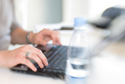 ordinateur-mains-clavier