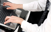 ordinateur-portable-mains-clavier-homme