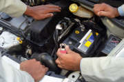 moteur-hommes-reparation