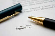 feuille-contrat-stylo-signature